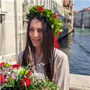 Sono Marta, ho 25 anni e sono una dottoressa magistrale in Lingue. Mi piacerebbe offrirti il mio aiuto in inglese con delle lezioni personalizzate per te!